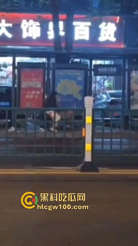 常州大学城公交车站情侣饥渴难耐当街啪啪,各种姿势变换无视路人视频内容劲爆全网疯传!!-9