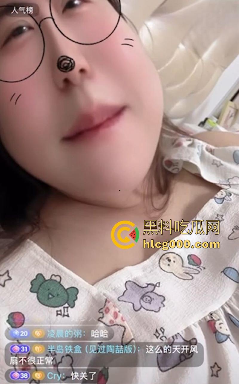 抖音巨乳主播【Primadonna】直播自慰，手指在被子下操纵着跳蛋，听着湿润的水声，眼神逐渐迷离，巨刺激！-7