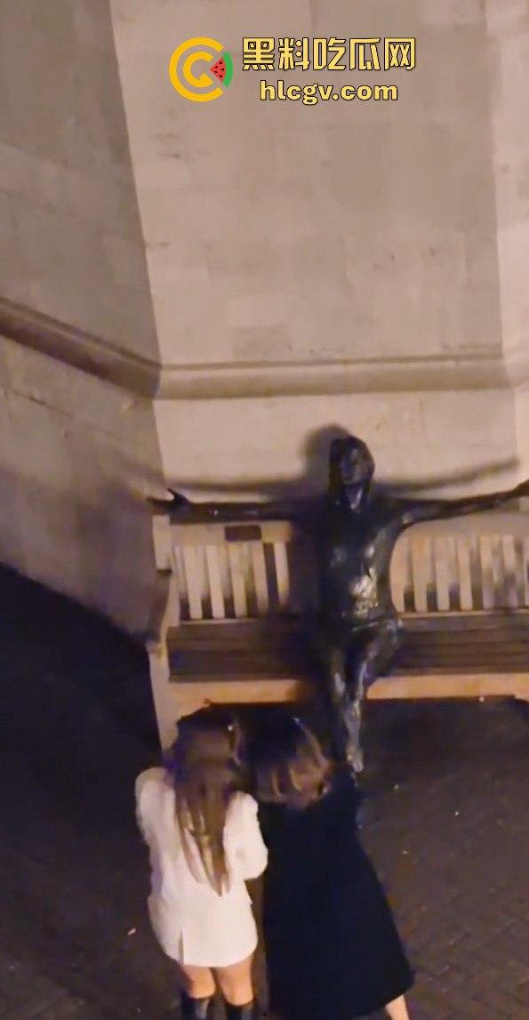 皮卡迪利广场惊现骚鸡骑乘教学！广场列侬雕像前公然骑乘表演，骚比欠被鸡巴草了，雕像也不放过！-2