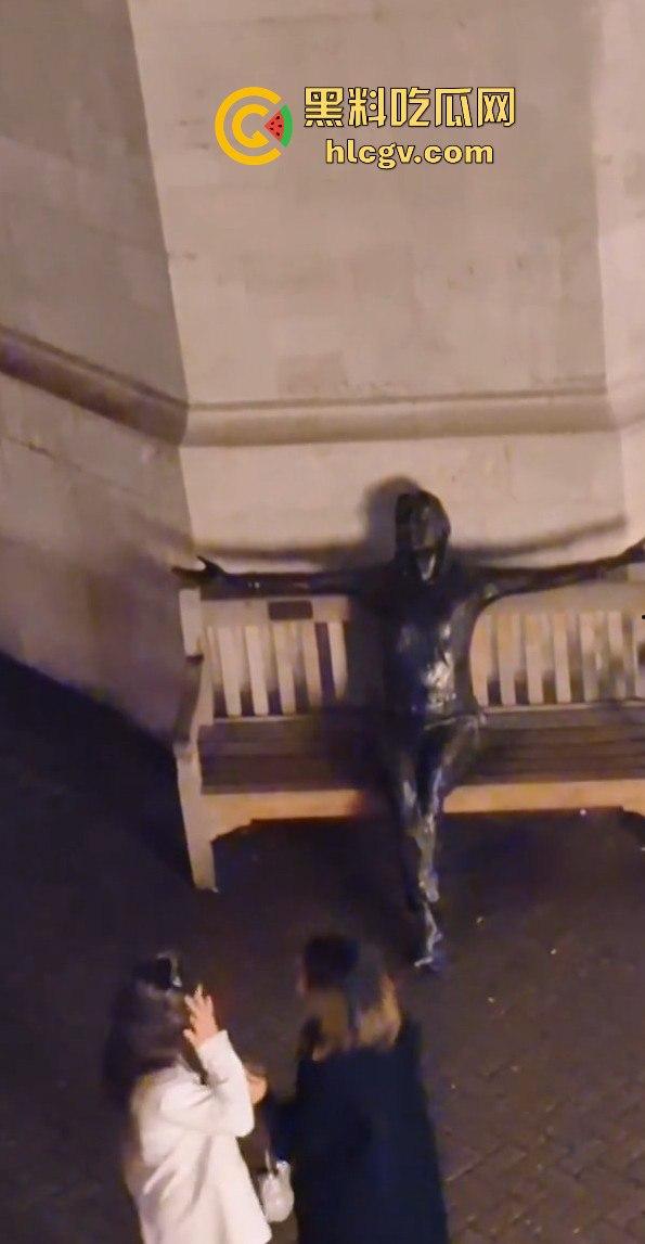 皮卡迪利广场惊现骚鸡骑乘教学！广场列侬雕像前公然骑乘表演，骚比欠被鸡巴草了，雕像也不放过！-7