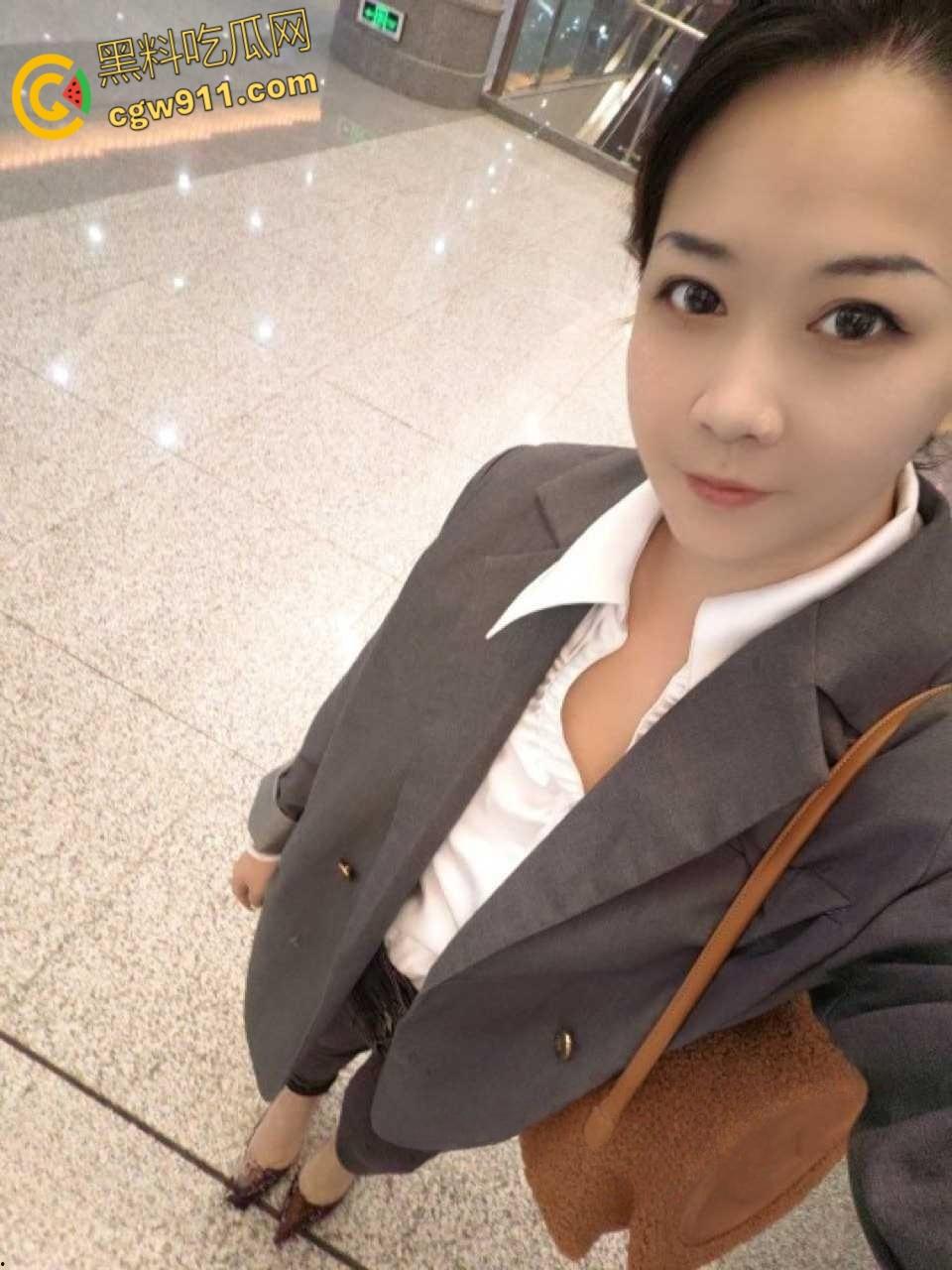 44岁不想努力的北京网红熟女【萌姨】，被大哥包养各种玩弄露出调教，个性签名都写明已下海！-2