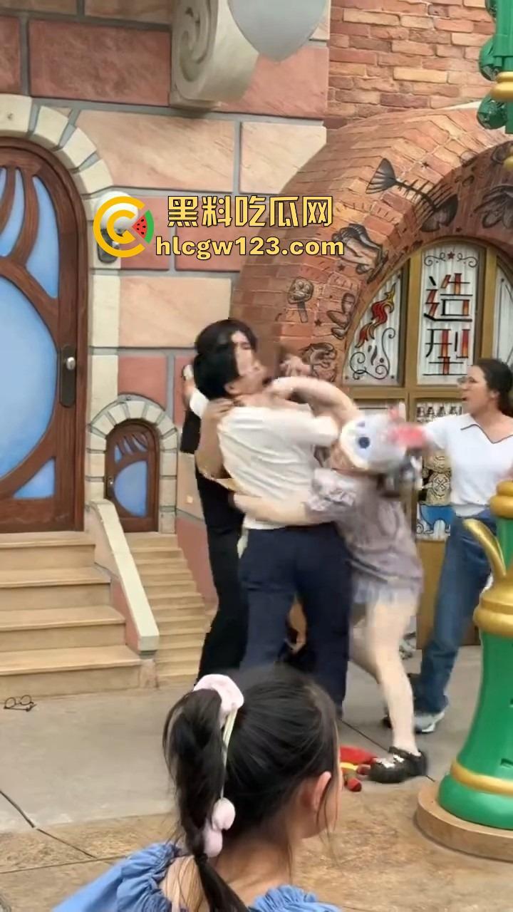 小情侣殴打带娃夫妻,只因排队插队起争执,对方全程不还手,他们却拳脚相向,现在好了赔钱赔麻了!-3