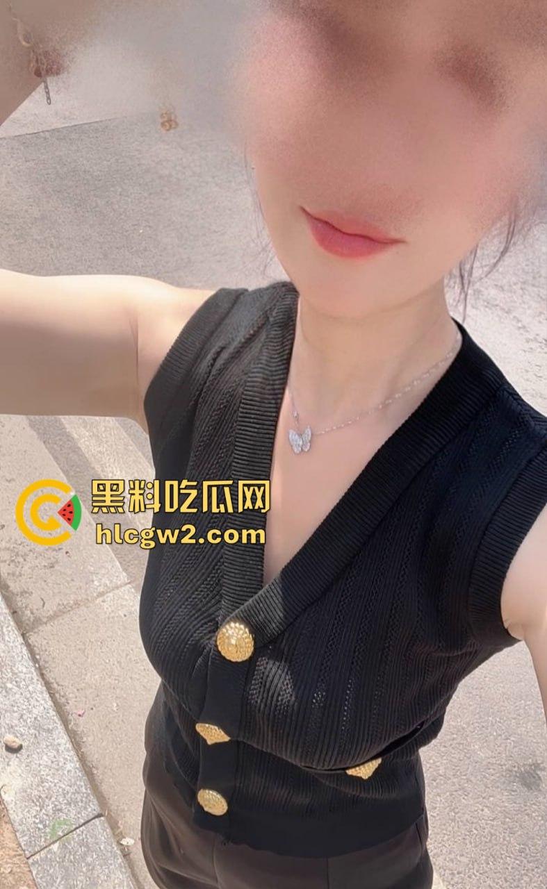 宝马哥调教风情大姨子！车内口交一轮不过瘾，回家后还要大姨子乖乖吃干净，少妇到底是看中车，还是看中男人？-15