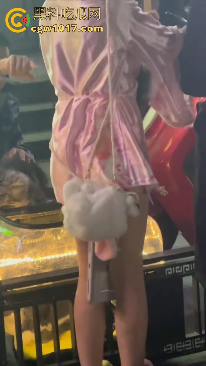 街头偶遇骚逼母狗执行主人的户外任务！齐逼短裙配透明小尾巴内裤，街头大胆露出，小骚逼玩刺激的是吧！-4