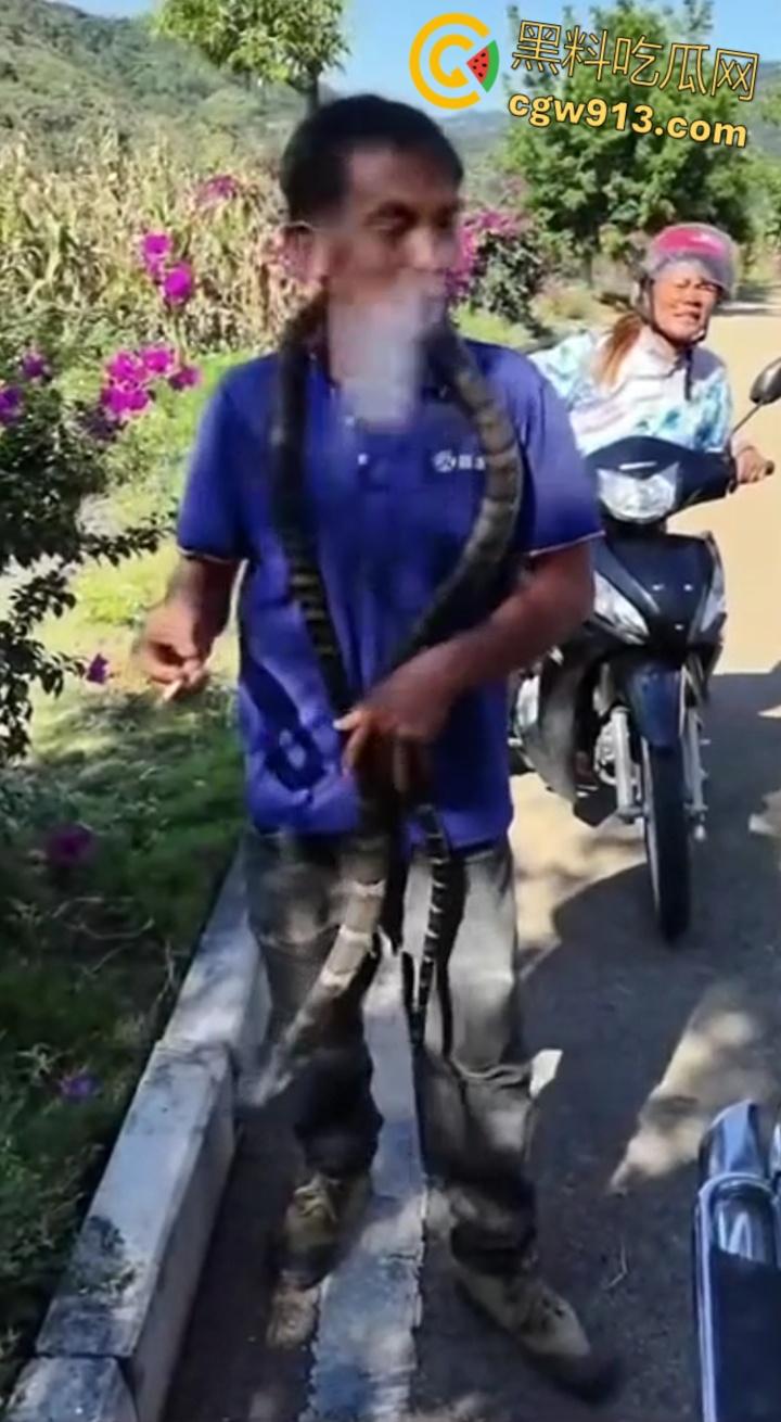 贵州男子徒手玩耍毒蛇，抽烟炫耀套脖子上到处甩，不料却是眼镜王蛇，最终被咬后两个小时死亡 !-7