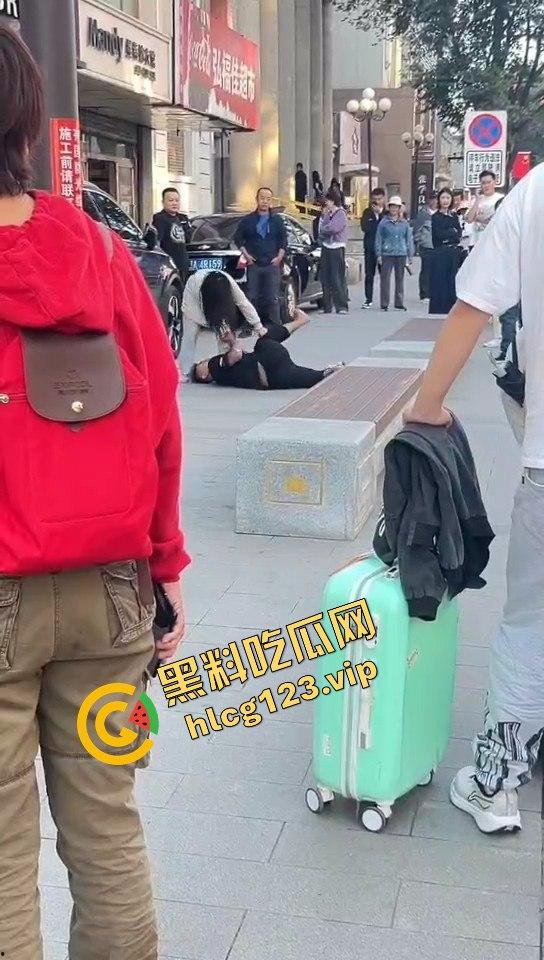 相爱相杀的爱情现场,小情侣街头互扇巴掌,真不嫌丢人!-6