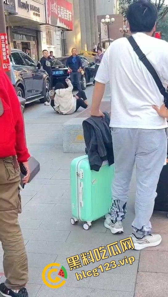 相爱相杀的爱情现场,小情侣街头互扇巴掌,真不嫌丢人!-13