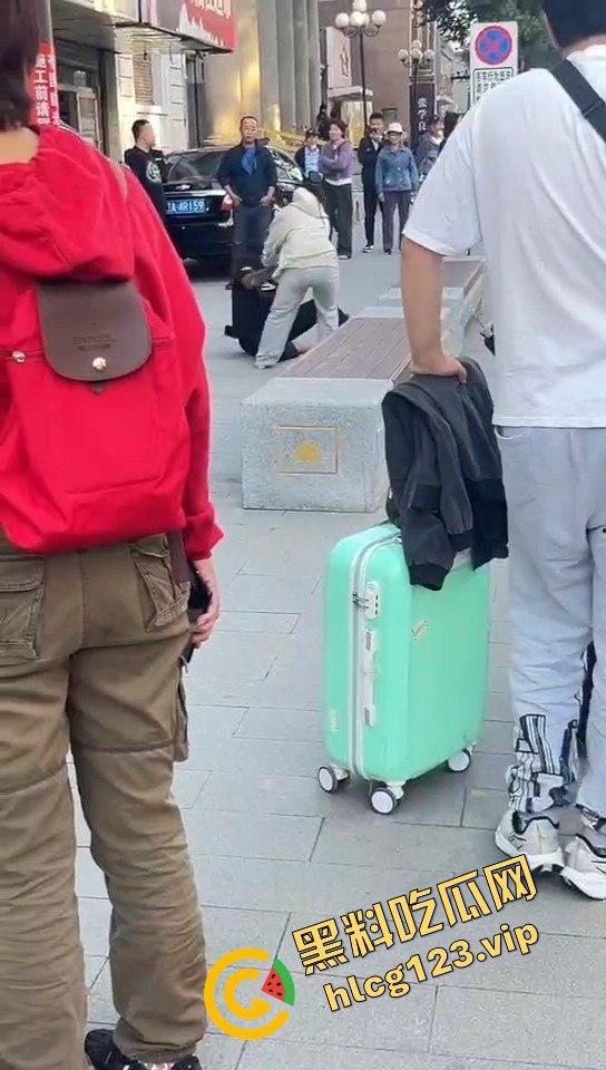 相爱相杀的爱情现场,小情侣街头互扇巴掌,真不嫌丢人!-14