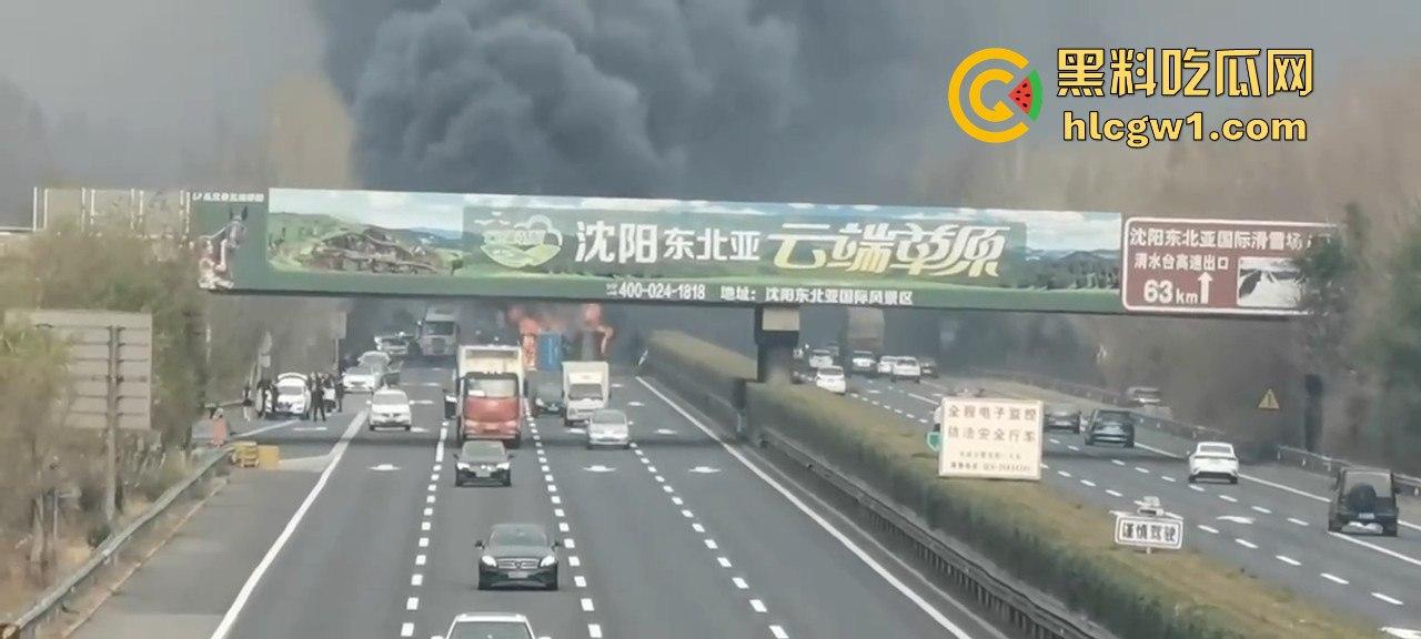 辽宁沈阳苏家屯高速突发大巴车祸！疑似载满辽宁师范大学学生，现场一片狼藉！-3