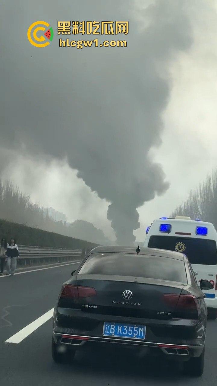 辽宁沈阳苏家屯高速突发大巴车祸！疑似载满辽宁师范大学学生，现场一片狼藉！-6