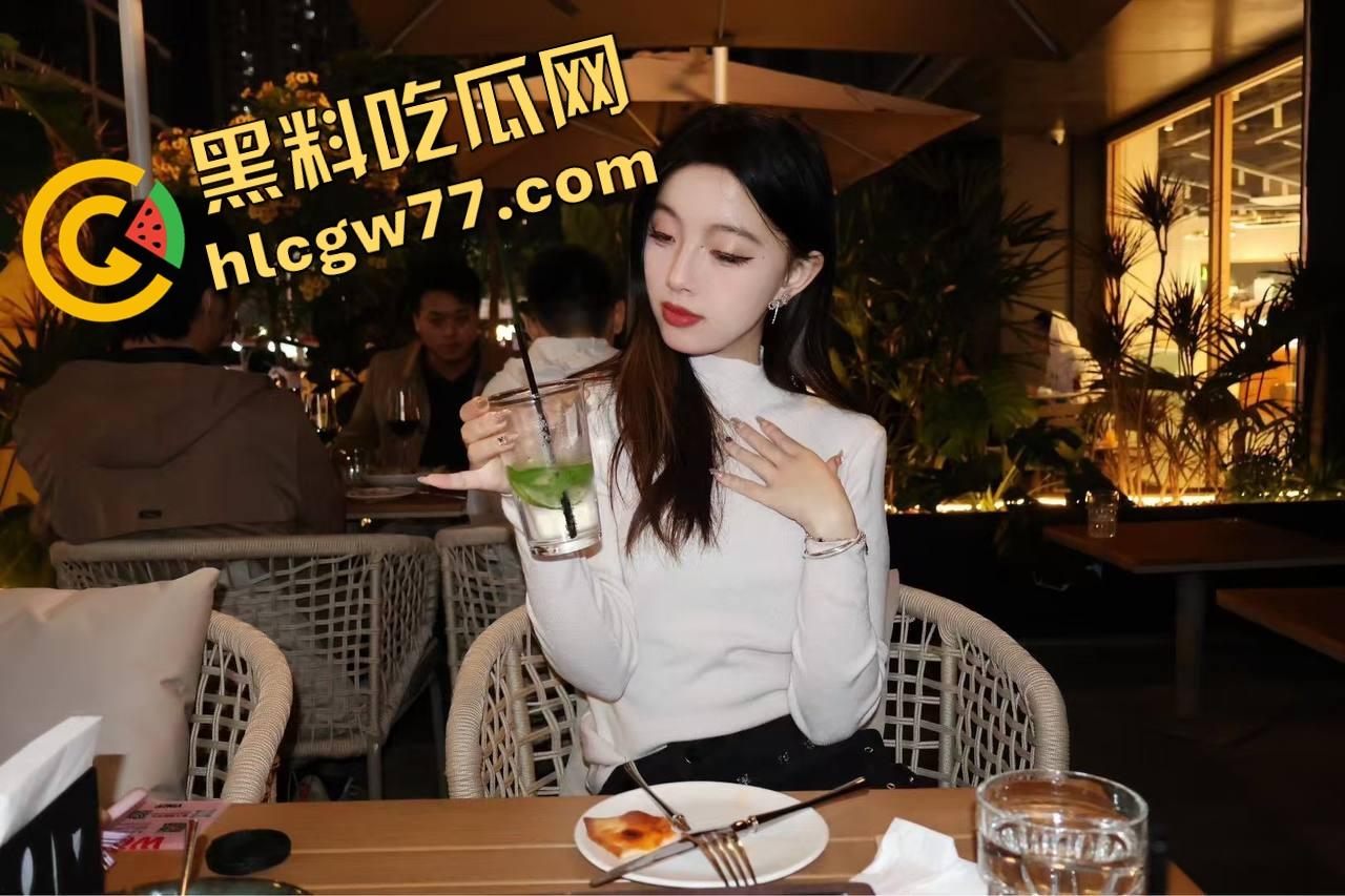 三千块约上澳门外围极品女神，狗链拴脖子跪舔伺候，后入到嗓子都叫沙哑了，这服务值疯了！-2