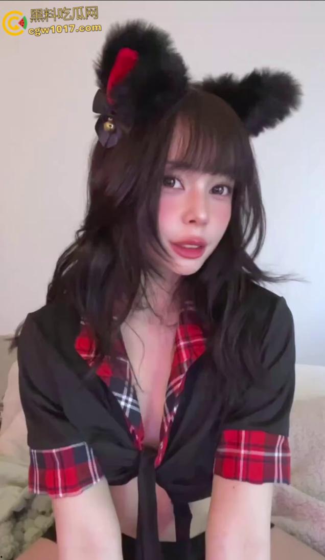 欧美顶流网黄【AmaiMaiOfficial】，cos绫濑桃福利视频，性感比基尼蛋糕抹身，美腿大开揉穴自慰，画面香艳无比！-1