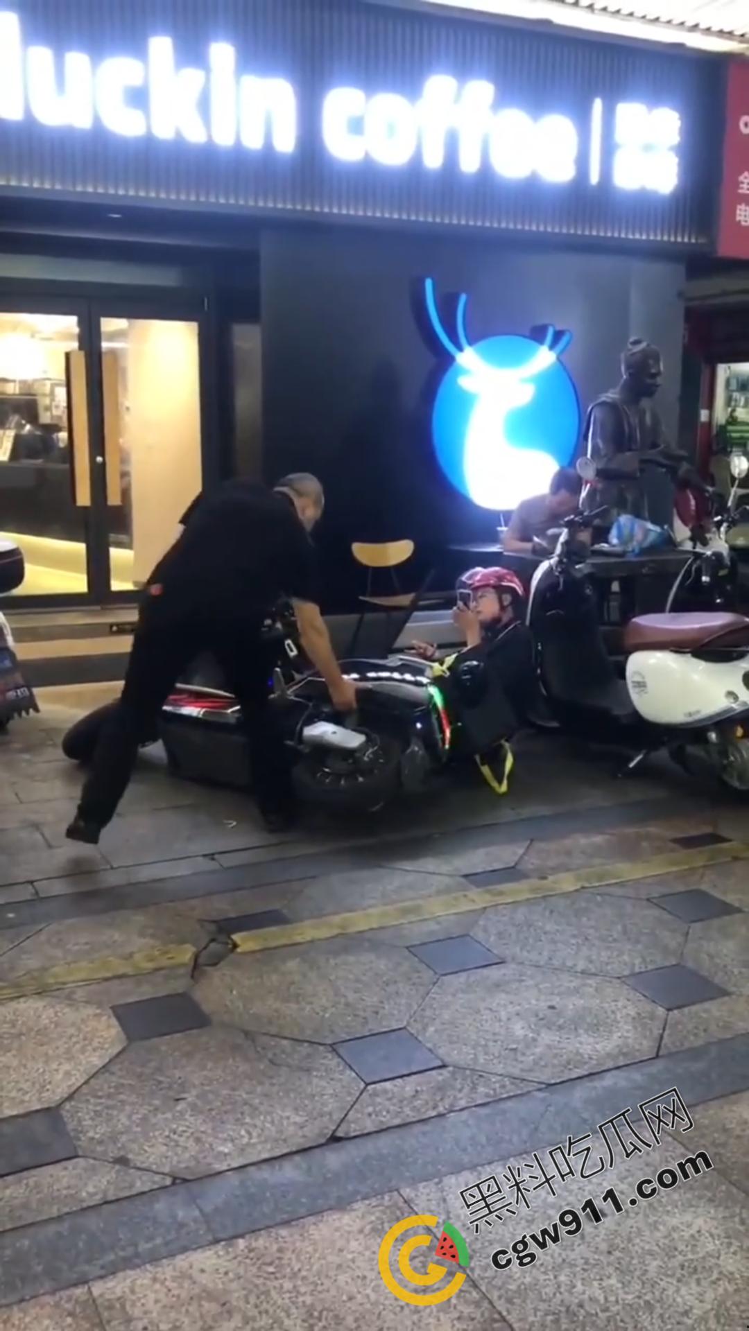 酒后猖狂！广西街头醉汉殴打外卖小哥，众怒齐发围殴教训，醉鬼举止狂妄却换来群殴惨剧-1