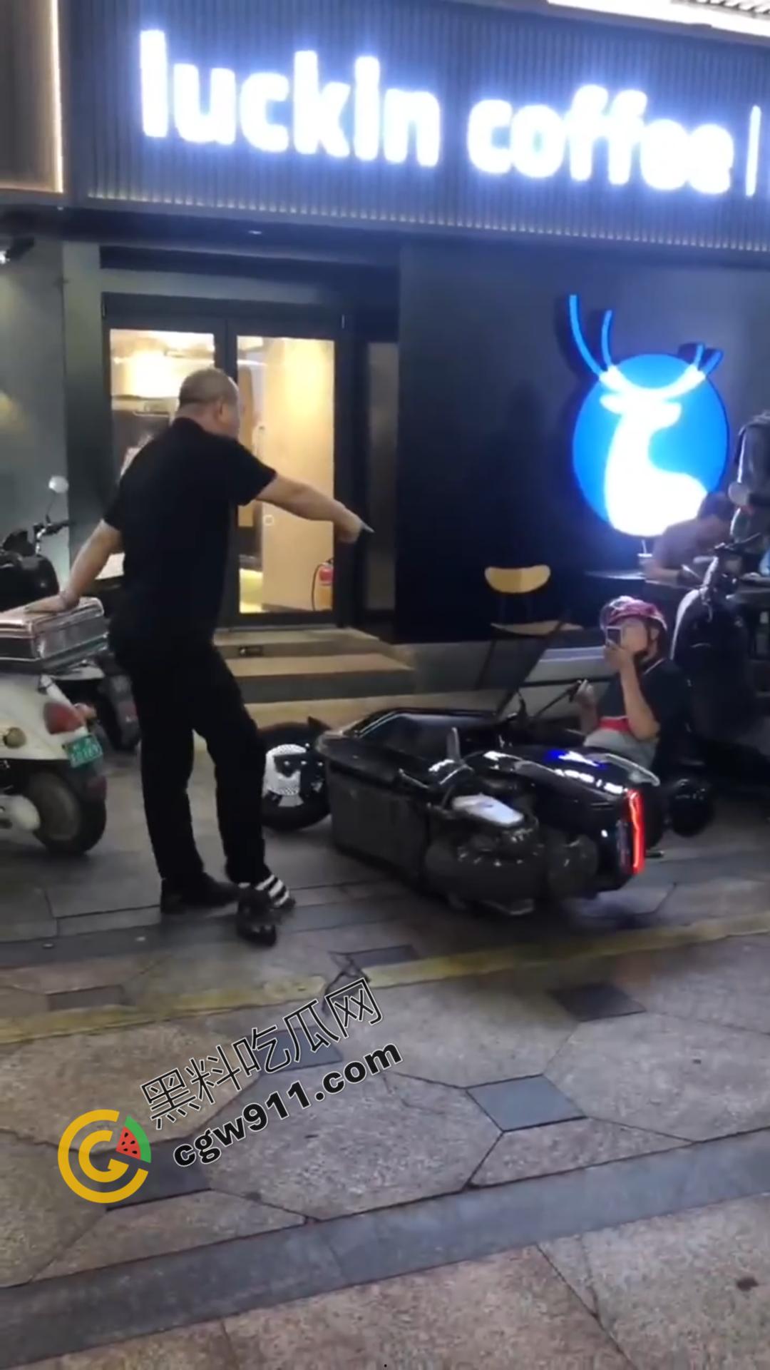 酒后猖狂！广西街头醉汉殴打外卖小哥，众怒齐发围殴教训，醉鬼举止狂妄却换来群殴惨剧-2