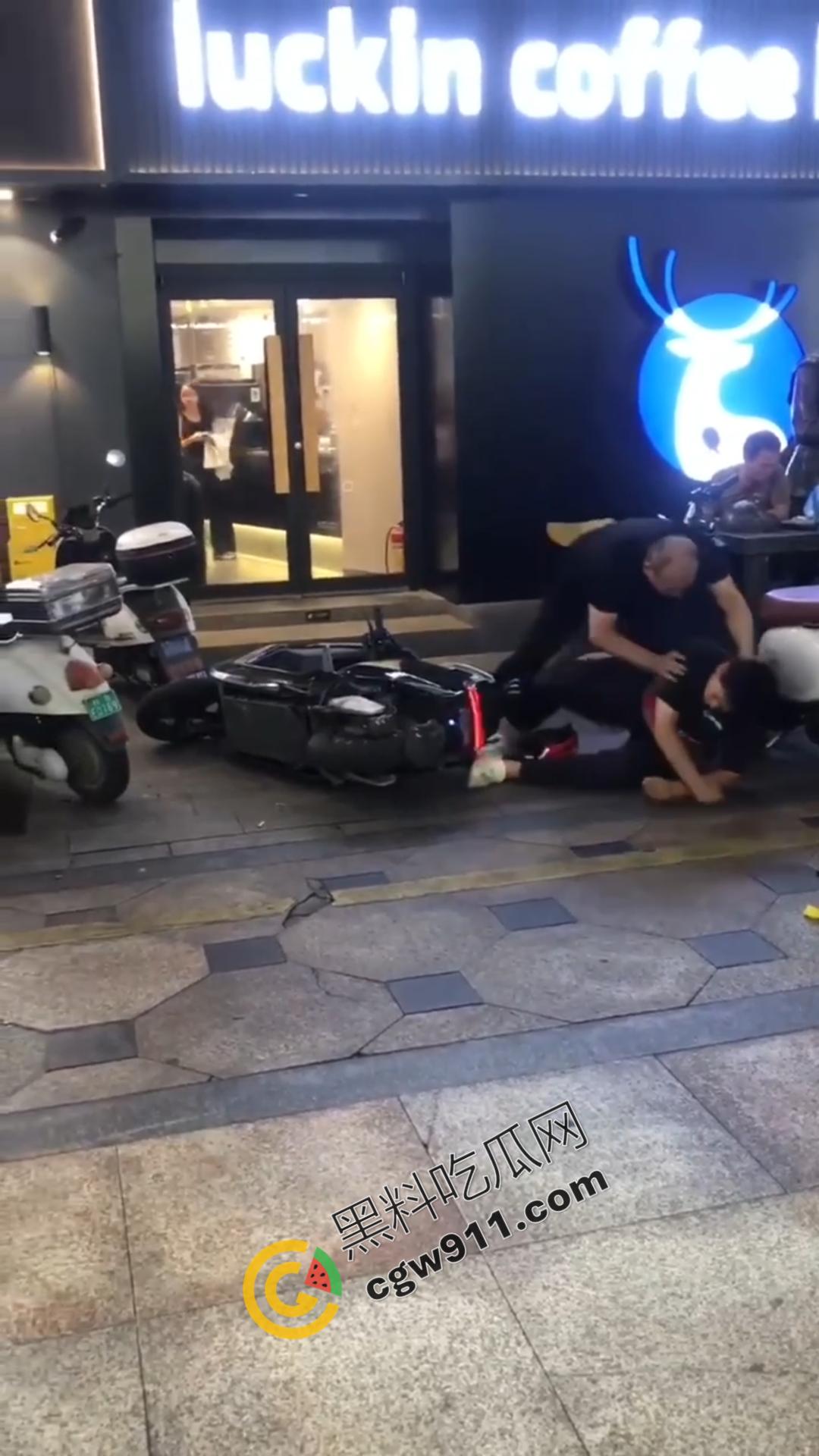 酒后猖狂！广西街头醉汉殴打外卖小哥，众怒齐发围殴教训，醉鬼举止狂妄却换来群殴惨剧-4