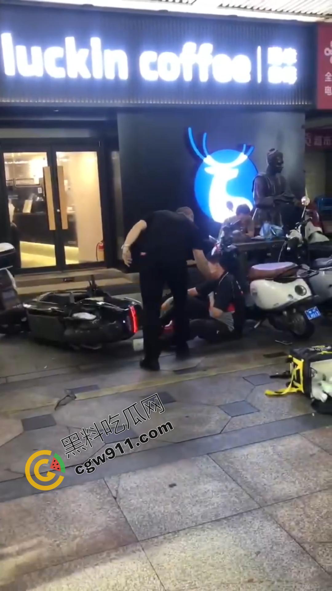 酒后猖狂！广西街头醉汉殴打外卖小哥，众怒齐发围殴教训，醉鬼举止狂妄却换来群殴惨剧-5