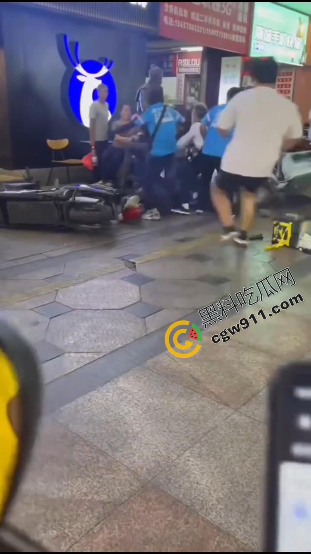 酒后猖狂！广西街头醉汉殴打外卖小哥，众怒齐发围殴教训，醉鬼举止狂妄却换来群殴惨剧-6