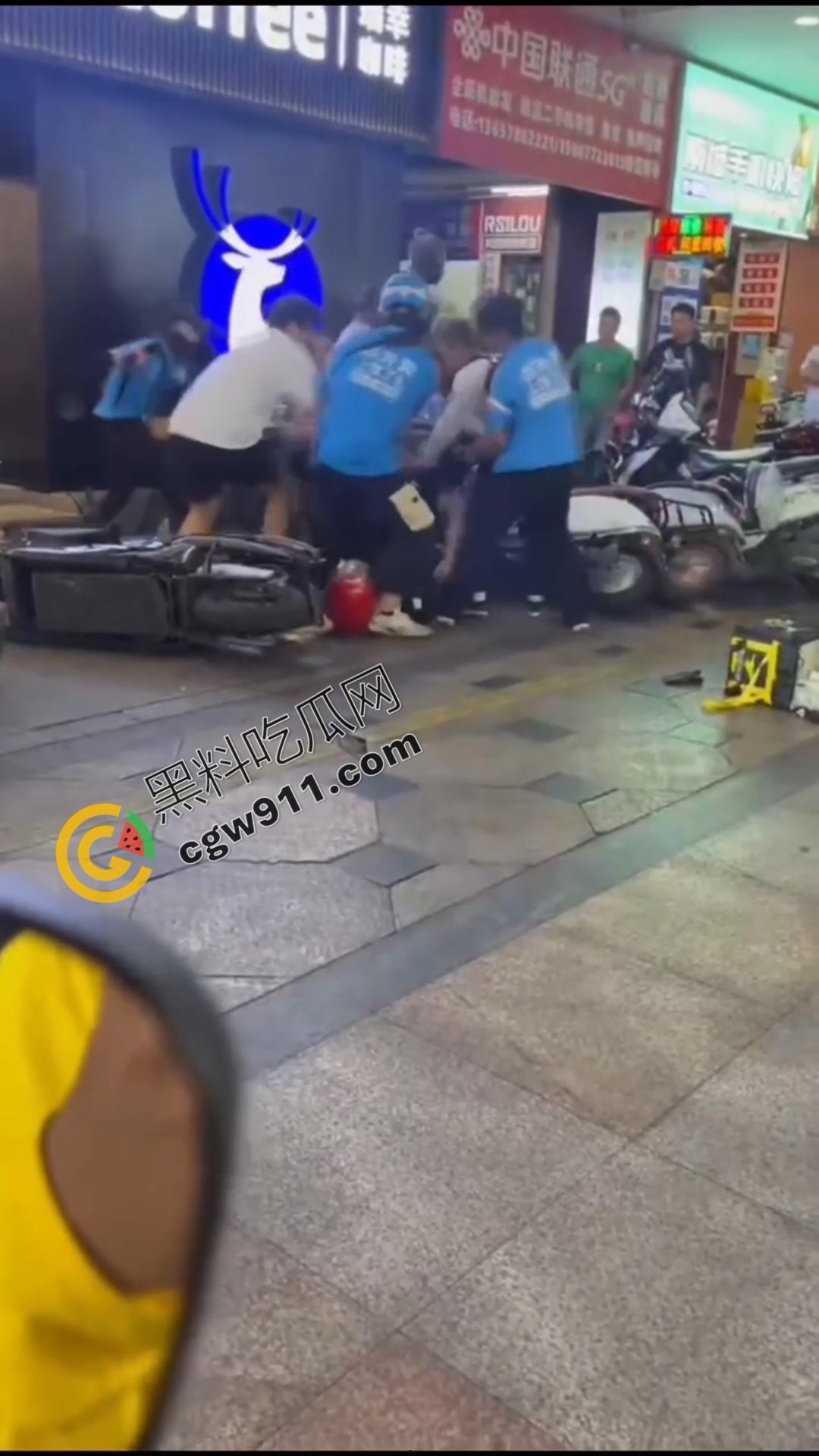 酒后猖狂！广西街头醉汉殴打外卖小哥，众怒齐发围殴教训，醉鬼举止狂妄却换来群殴惨剧-7