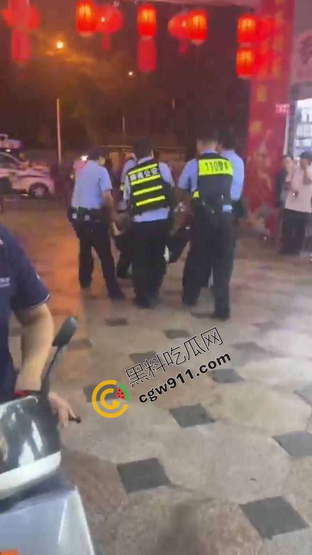 酒后猖狂！广西街头醉汉殴打外卖小哥，众怒齐发围殴教训，醉鬼举止狂妄却换来群殴惨剧-9