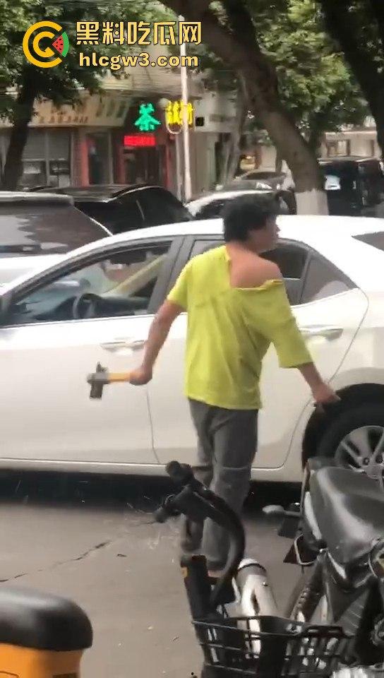 顺德街头武德尽失，黄衣憨憨被揍后不服，扳手砸车泄愤，真就得饶人处且饶怂呗？-1