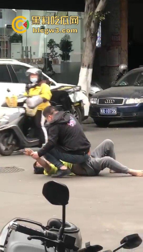 顺德街头武德尽失，黄衣憨憨被揍后不服，扳手砸车泄愤，真就得饶人处且饶怂呗？-3