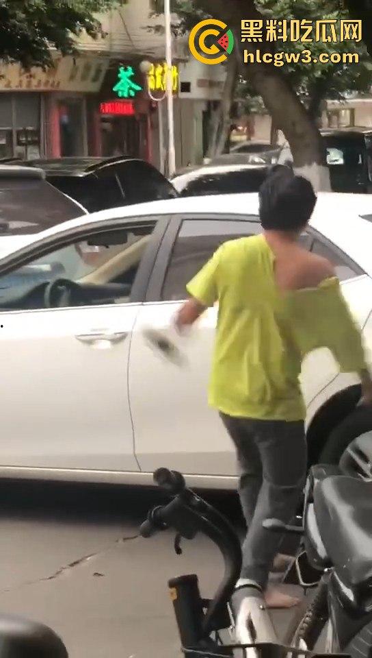 顺德街头武德尽失，黄衣憨憨被揍后不服，扳手砸车泄愤，真就得饶人处且饶怂呗？-9