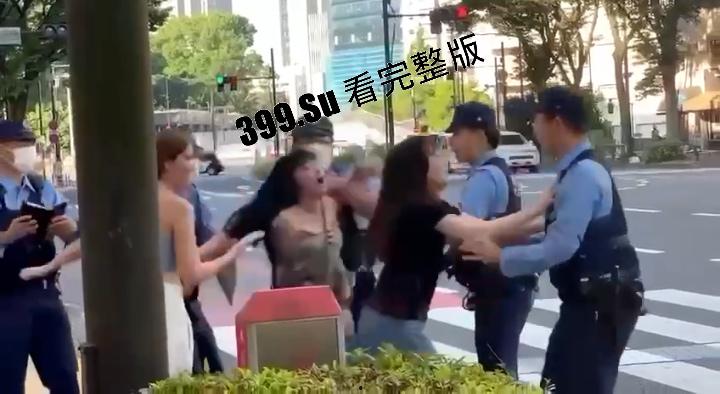 华夏紫微星在日大发神威！7.17早上 几段视频在日本网上疯传，视频中几名中国女子在新宿街头对日本警察拳打脚踢-4