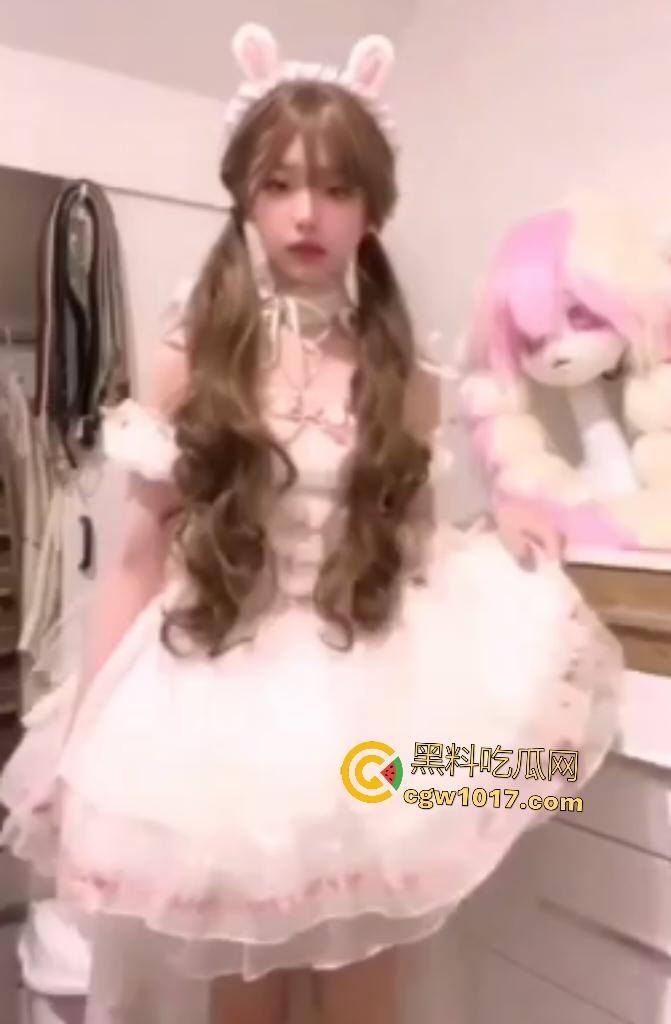 JK萝莉【阳雯倩】正要出门突然接到主人任务，视频自慰插逼，裙子脱光嘴咬内裤比耶，假阴茎狂插直达高潮！-1