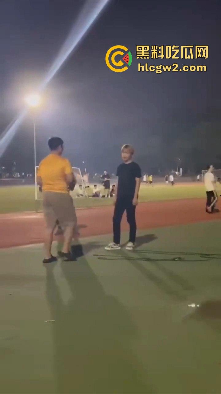 三亚北校区表白失败 男子向另一个男生求婚 吃瓜的直接被求到头上 无语问没事吧您？ 真是搞笑社死！-2