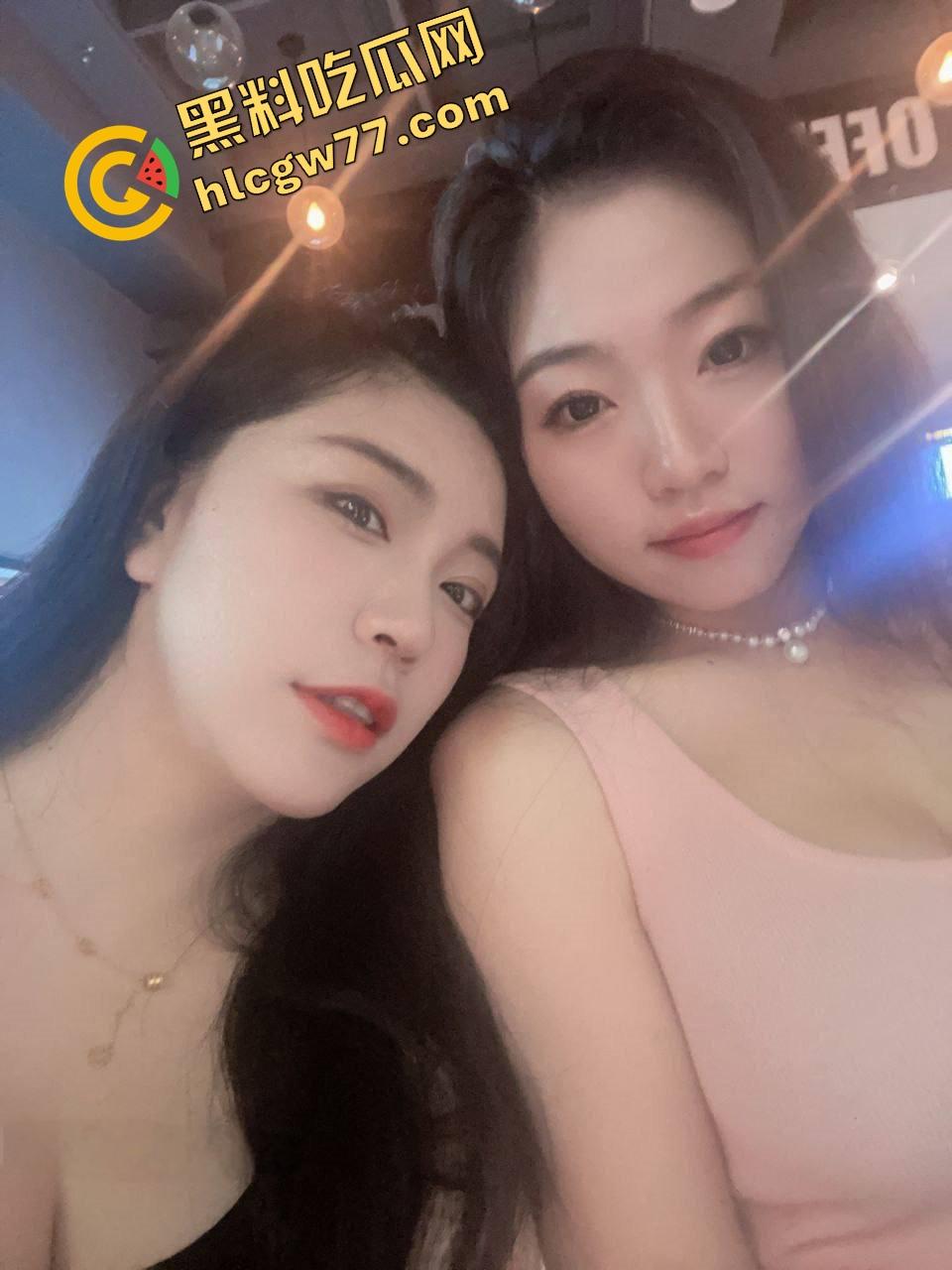 上海母女淫乱日常泄密炸裂,风韵少妇携女娇天天跟老公操逼玩3P,母女双飞伺候鸡巴!-1