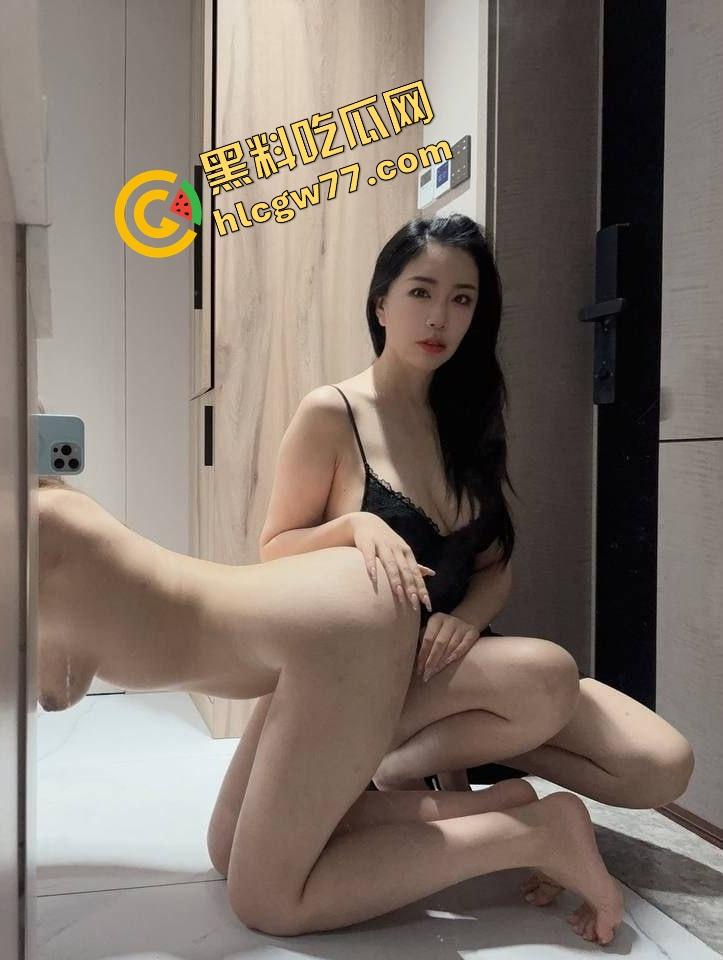 上海母女淫乱日常泄密炸裂,风韵少妇携女娇天天跟老公操逼玩3P,母女双飞伺候鸡巴!-4