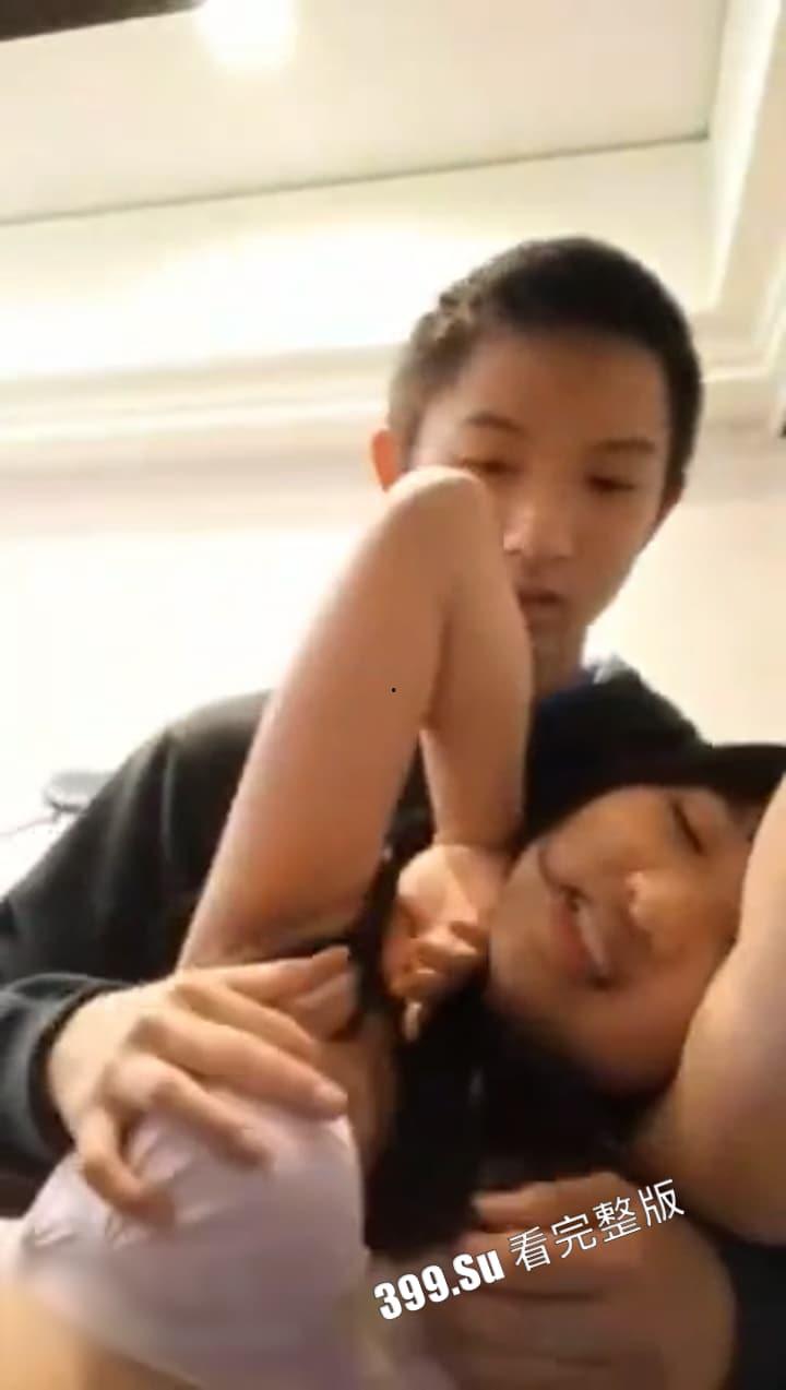 有点过于真实！性瘾发作的妹妹 缠着亲哥发骚 哥哥疯狂上下其手挑逗萝莉妹妹  这么可爱的妹妹谁不爱？-5