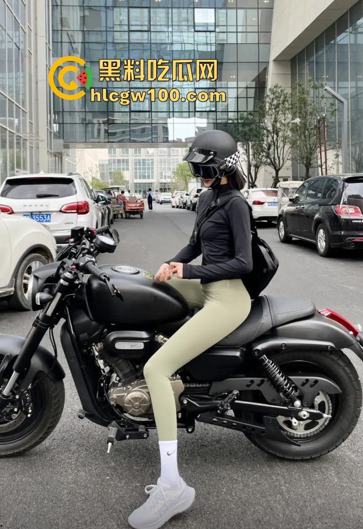 摩托圈真香定律只爱女骑不爱男 女骑才是摩托圈的门面 丝袜造型冷天也不怂 风里拍片还玩验胸！-8