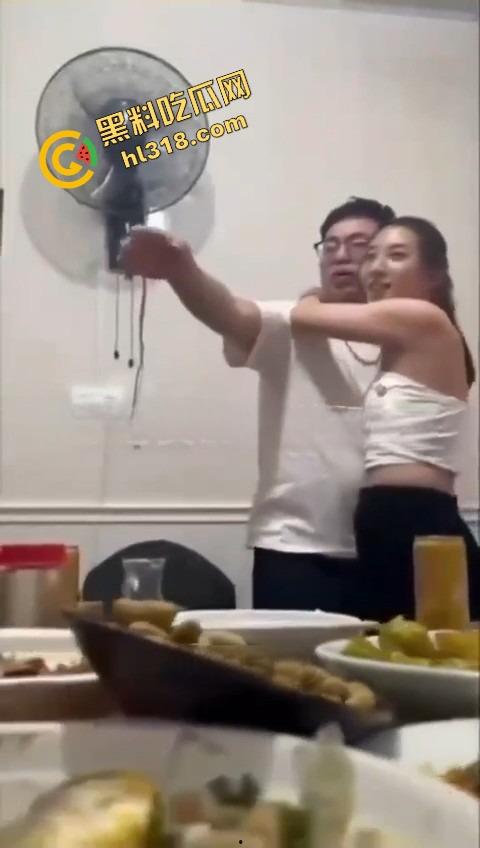 同学聚会惊现大奶初恋白月光，喝多非要炫耀胸大还强行舌吻，老公在家打游戏，这波到底谁才是现任？-3