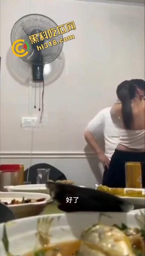 同学聚会惊现大奶初恋白月光，喝多非要炫耀胸大还强行舌吻，老公在家打游戏，这波到底谁才是现任？-5