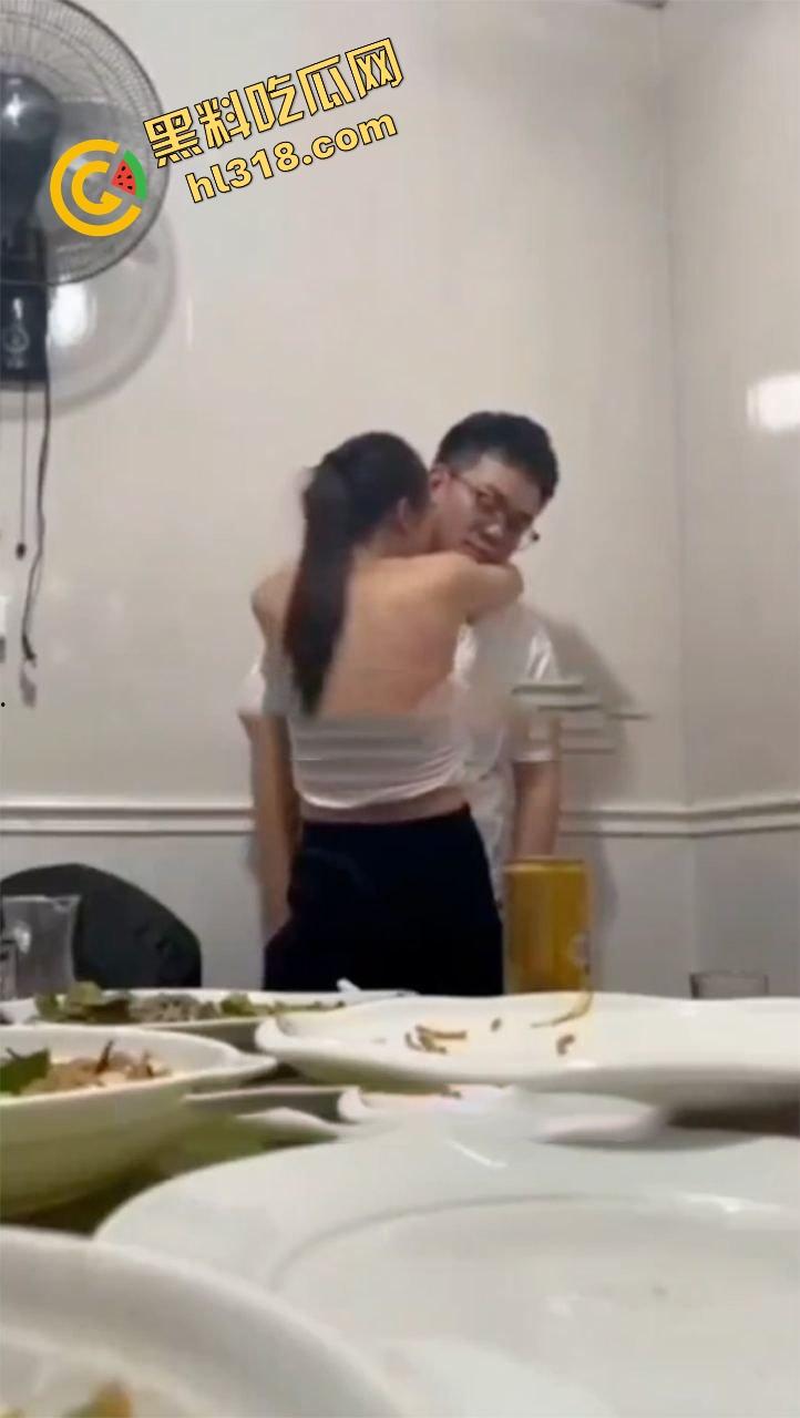 同学聚会惊现大奶初恋白月光，喝多非要炫耀胸大还强行舌吻，老公在家打游戏，这波到底谁才是现任？-7