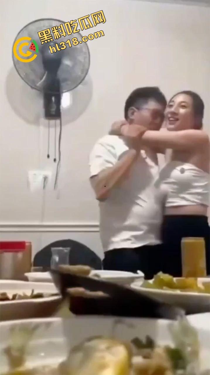 同学聚会惊现大奶初恋白月光，喝多非要炫耀胸大还强行舌吻，老公在家打游戏，这波到底谁才是现任？-9