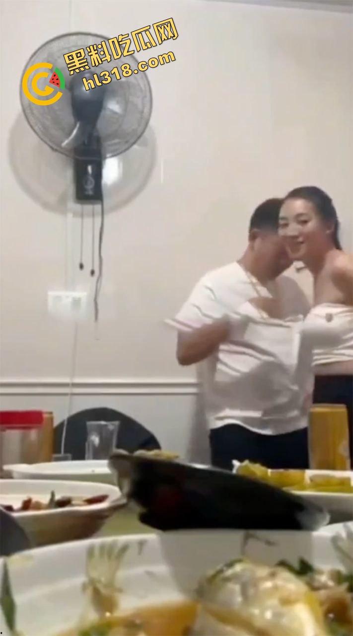 同学聚会惊现大奶初恋白月光，喝多非要炫耀胸大还强行舌吻，老公在家打游戏，这波到底谁才是现任？-10