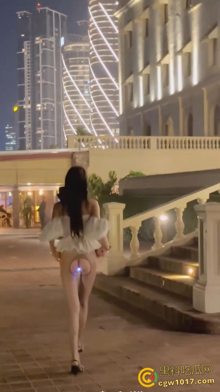 露出界天花板【彤彤乖】，酒店叫小哥进门修水管，浑身赤裸三点全露勾引，小哥竟强装镇定，这也能忍得住太牛了！-8