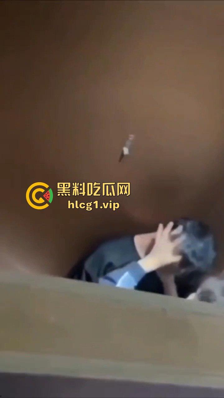 成都男同厕所激情上演热吻还玩壁咚，偷拍者吓出一身冷汗!-7