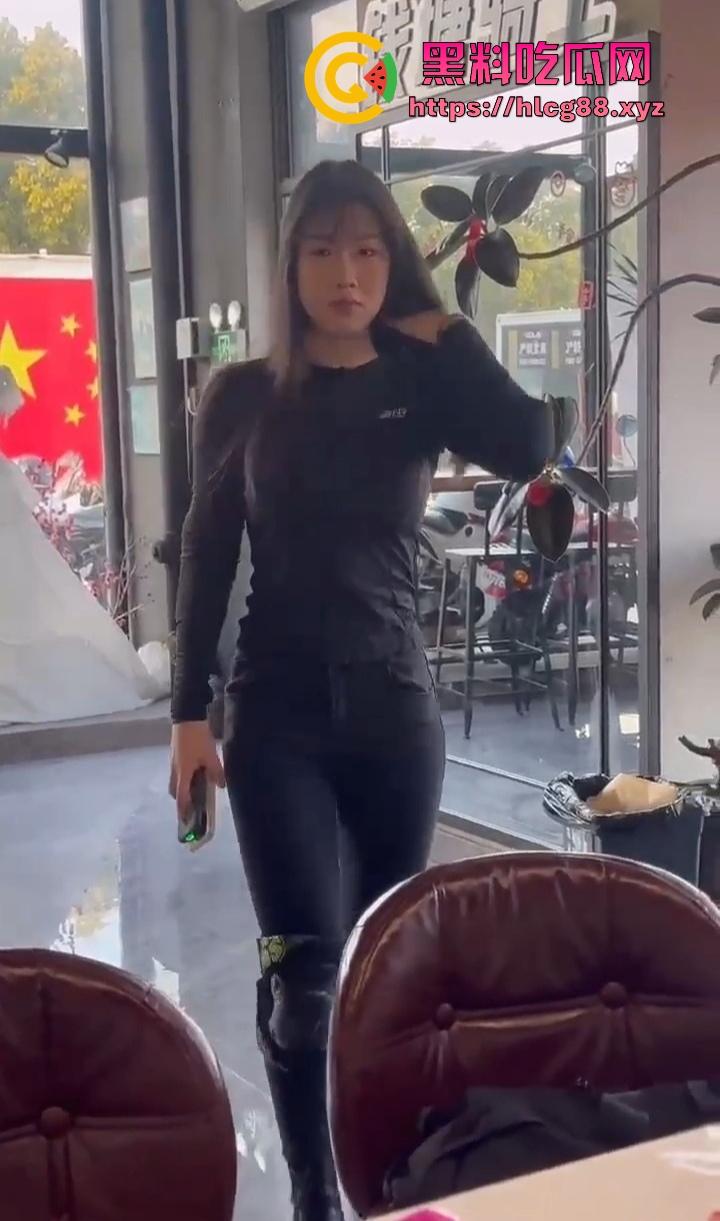 常州奥体又一女骑炸街陨落，10来个精神小伙见了B就跟丧尸一样围追堵截 结果姑娘压弯翻车 直接游戏结束！-6