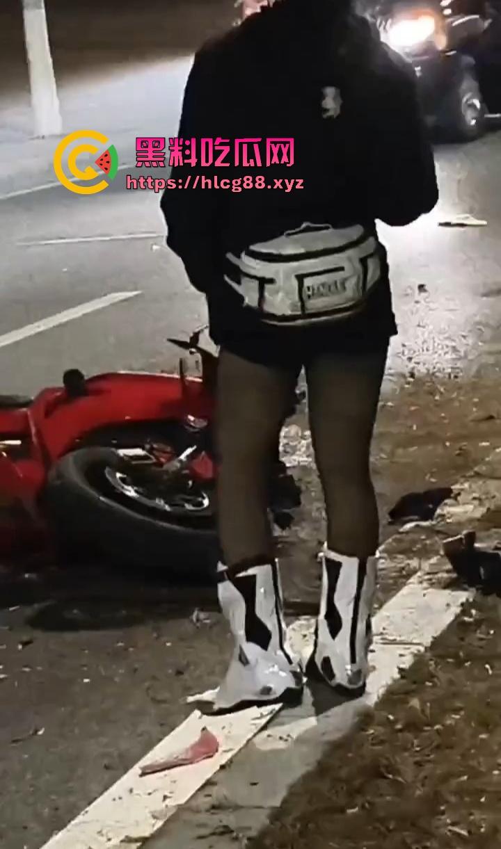 常州奥体又一女骑炸街陨落，10来个精神小伙见了B就跟丧尸一样围追堵截 结果姑娘压弯翻车 直接游戏结束！-11