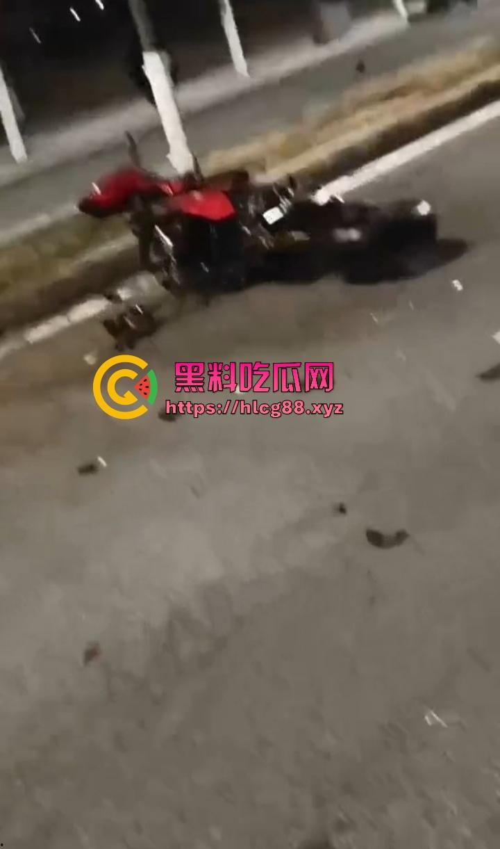 常州奥体又一女骑炸街陨落，10来个精神小伙见了B就跟丧尸一样围追堵截 结果姑娘压弯翻车 直接游戏结束！-12