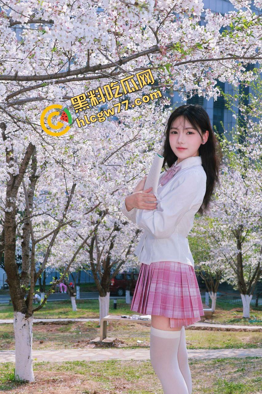 辽宁骚妻『柳缪』偷情成瘾，背着老公穿情趣制服到处约炮，奶子夹乳夹被抱起来kuakua一顿爆操！-1