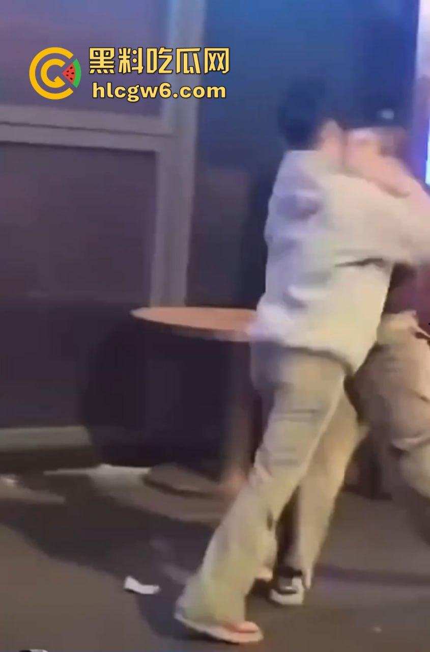 兰桂坊酒后大战,小伙醉酒直接上演抓奶神功龙爪手,妹子奶子被抓红怒而还手,两人街头扯头发打成一团!-1