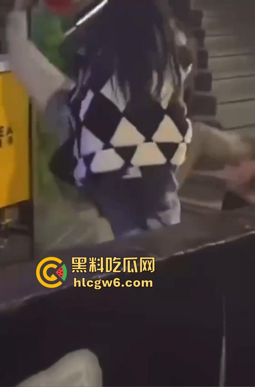 兰桂坊酒后大战,小伙醉酒直接上演抓奶神功龙爪手,妹子奶子被抓红怒而还手,两人街头扯头发打成一团!-2