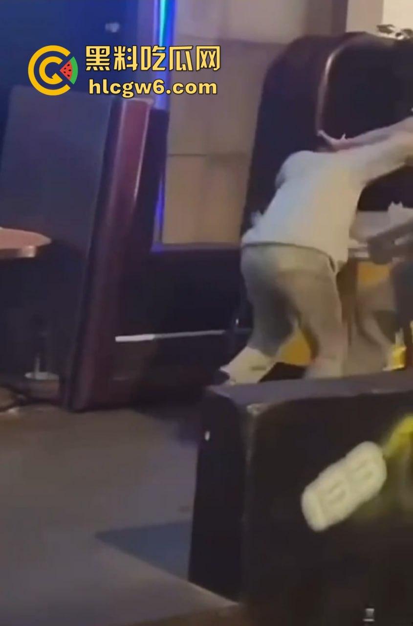 兰桂坊酒后大战,小伙醉酒直接上演抓奶神功龙爪手,妹子奶子被抓红怒而还手,两人街头扯头发打成一团!-3