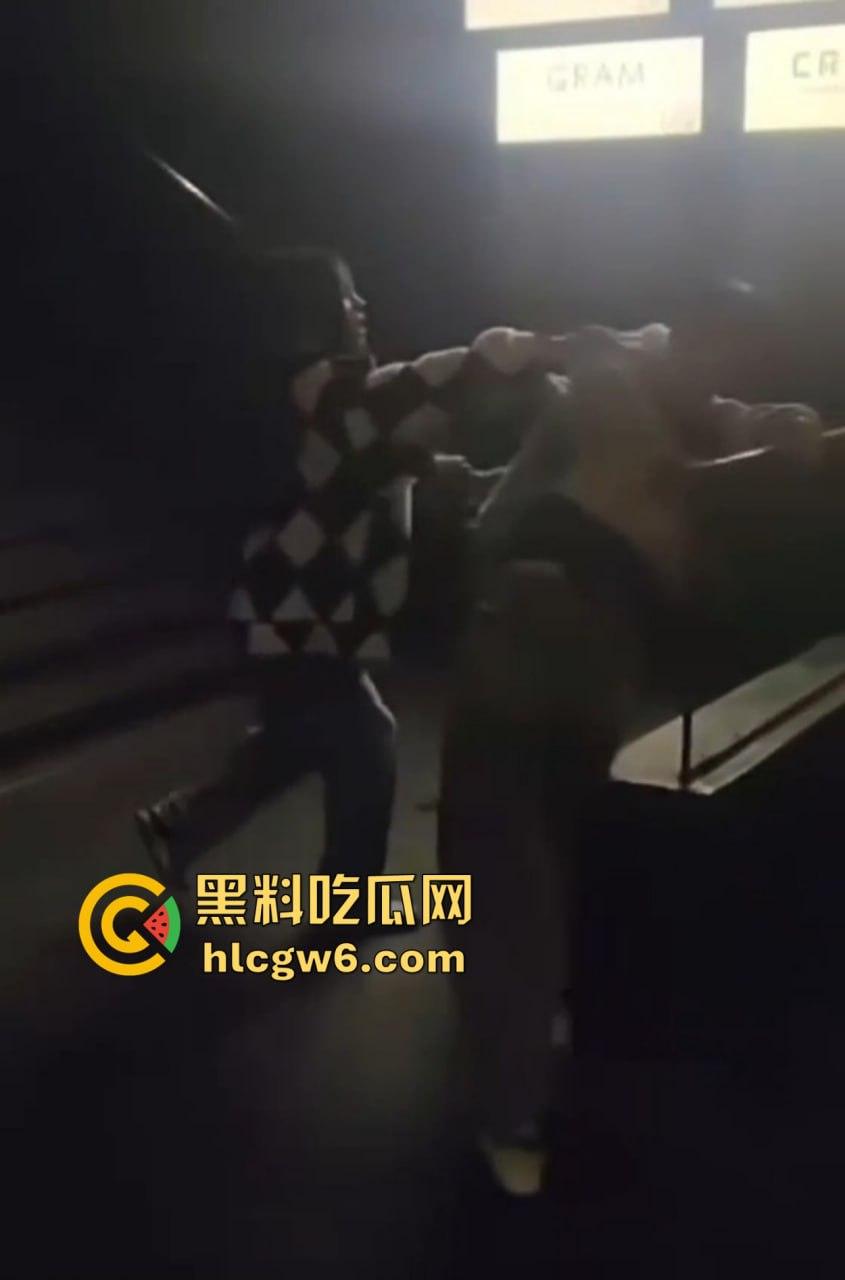 兰桂坊酒后大战,小伙醉酒直接上演抓奶神功龙爪手,妹子奶子被抓红怒而还手,两人街头扯头发打成一团!-5