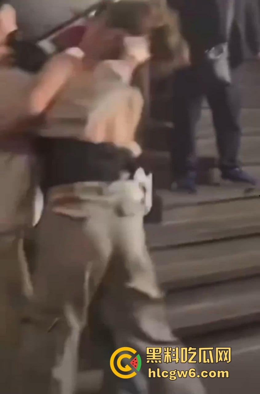 兰桂坊酒后大战,小伙醉酒直接上演抓奶神功龙爪手,妹子奶子被抓红怒而还手,两人街头扯头发打成一团!-7