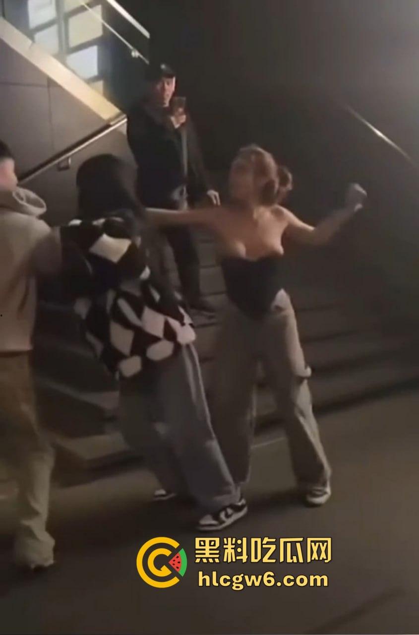 兰桂坊酒后大战,小伙醉酒直接上演抓奶神功龙爪手,妹子奶子被抓红怒而还手,两人街头扯头发打成一团!-8